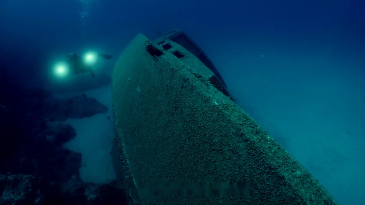 Épave sous-marine observée par des plongeurs